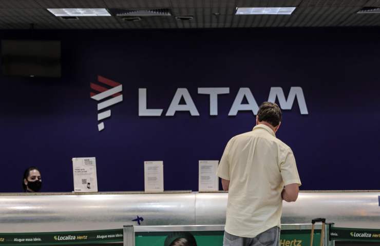 Atterraggio d'emergenza per un volo della Latam Airlines, panico a bordo