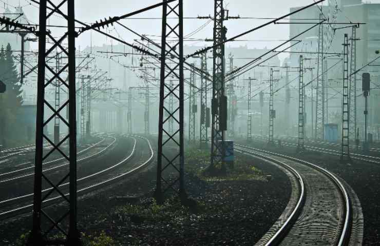 Linea ferroviaria: incendio divampato 