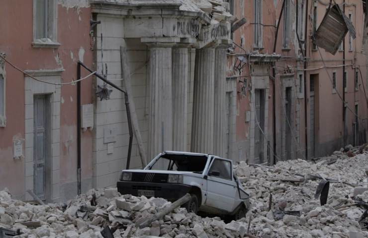 Terremoto L'Aquila macerie 