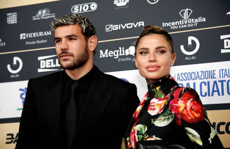 Theo Hernandez e Zoe Cristofoli posano