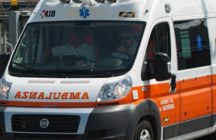 ambulanza frontale incidente scontro