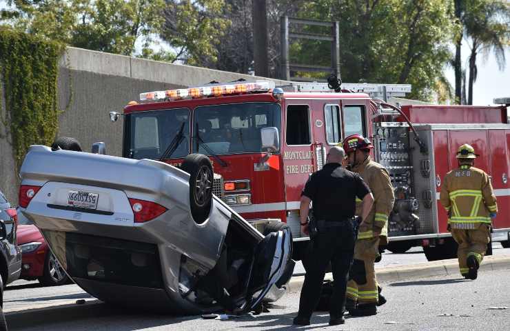 incidente mortale, muore 23 enne e salva la figlia