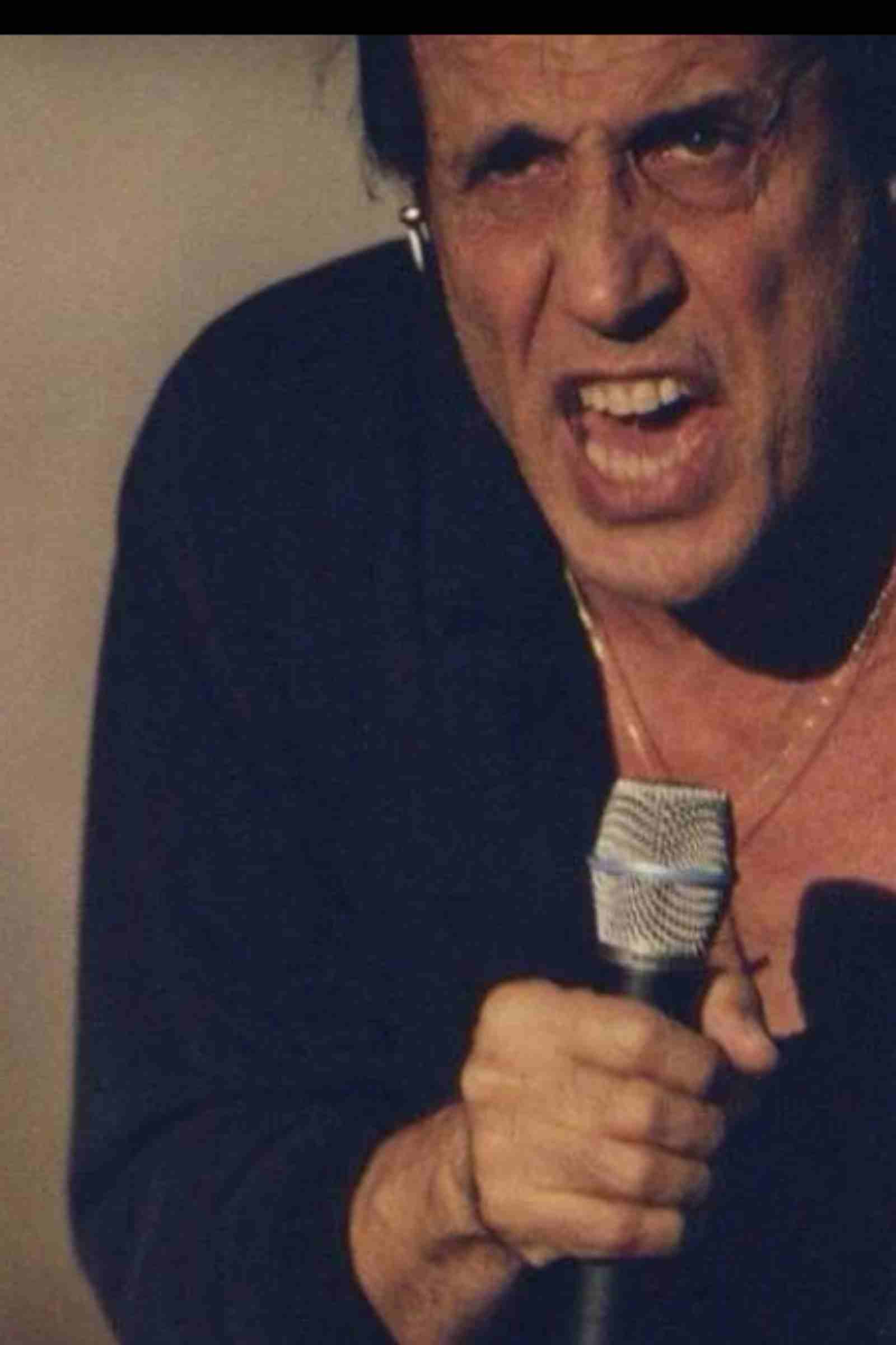Adriano Celentano sbeffeggiato gesto video virale
