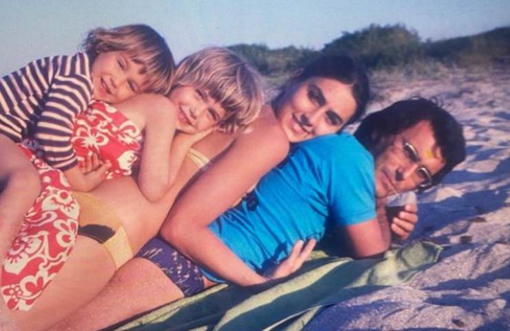 Ylenia Carrisi foto famiglia al mare
