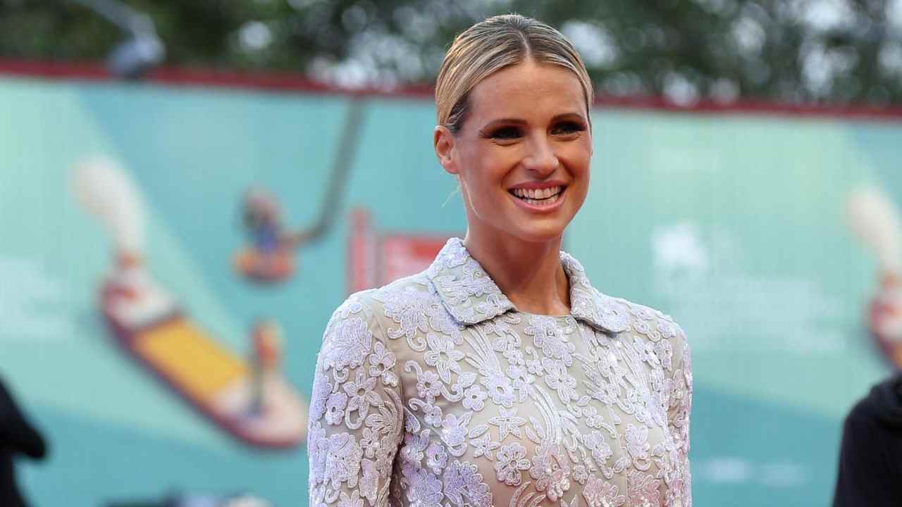 Michelle Hunziker acclamata all’unanimità: l’abito risalta tutte le grazie!