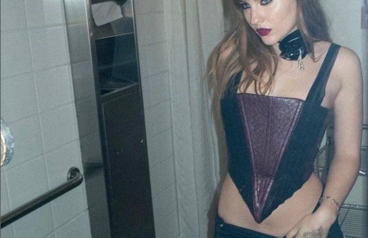 Victoria De Angelis selfie in bagno