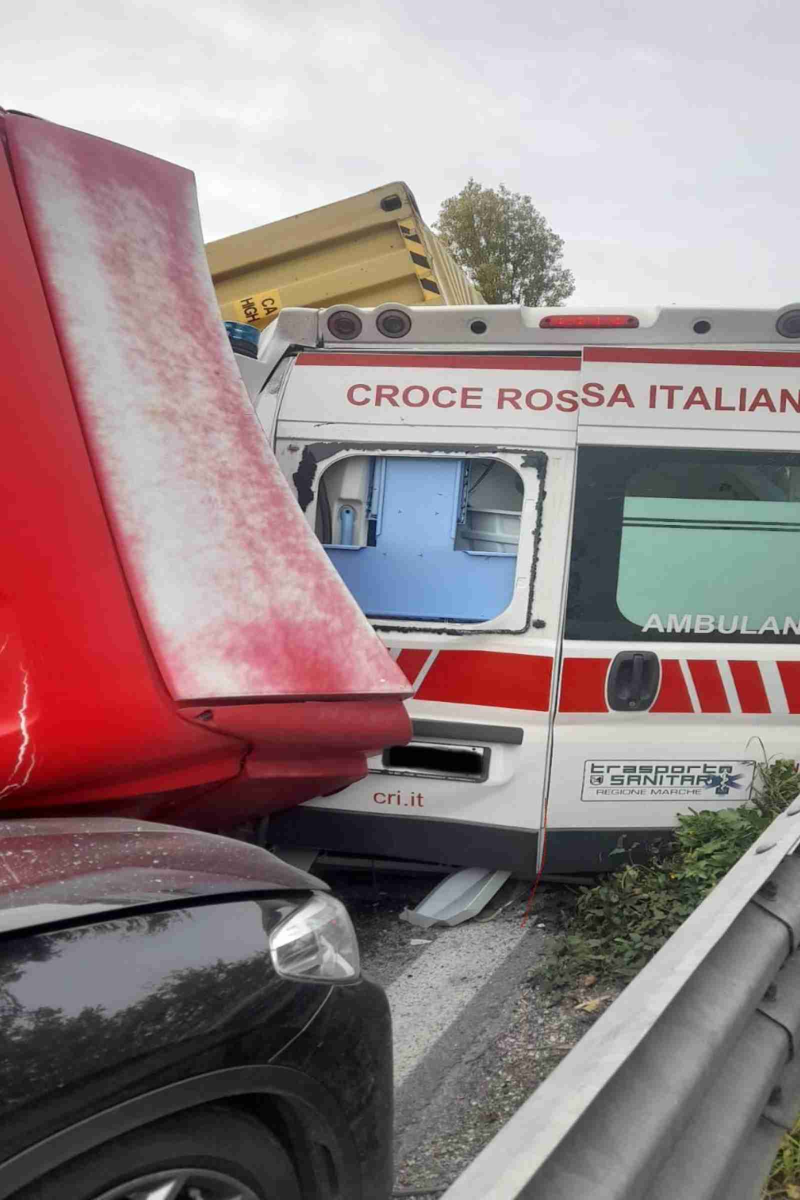 camion schiaccia ambulanza, incidente