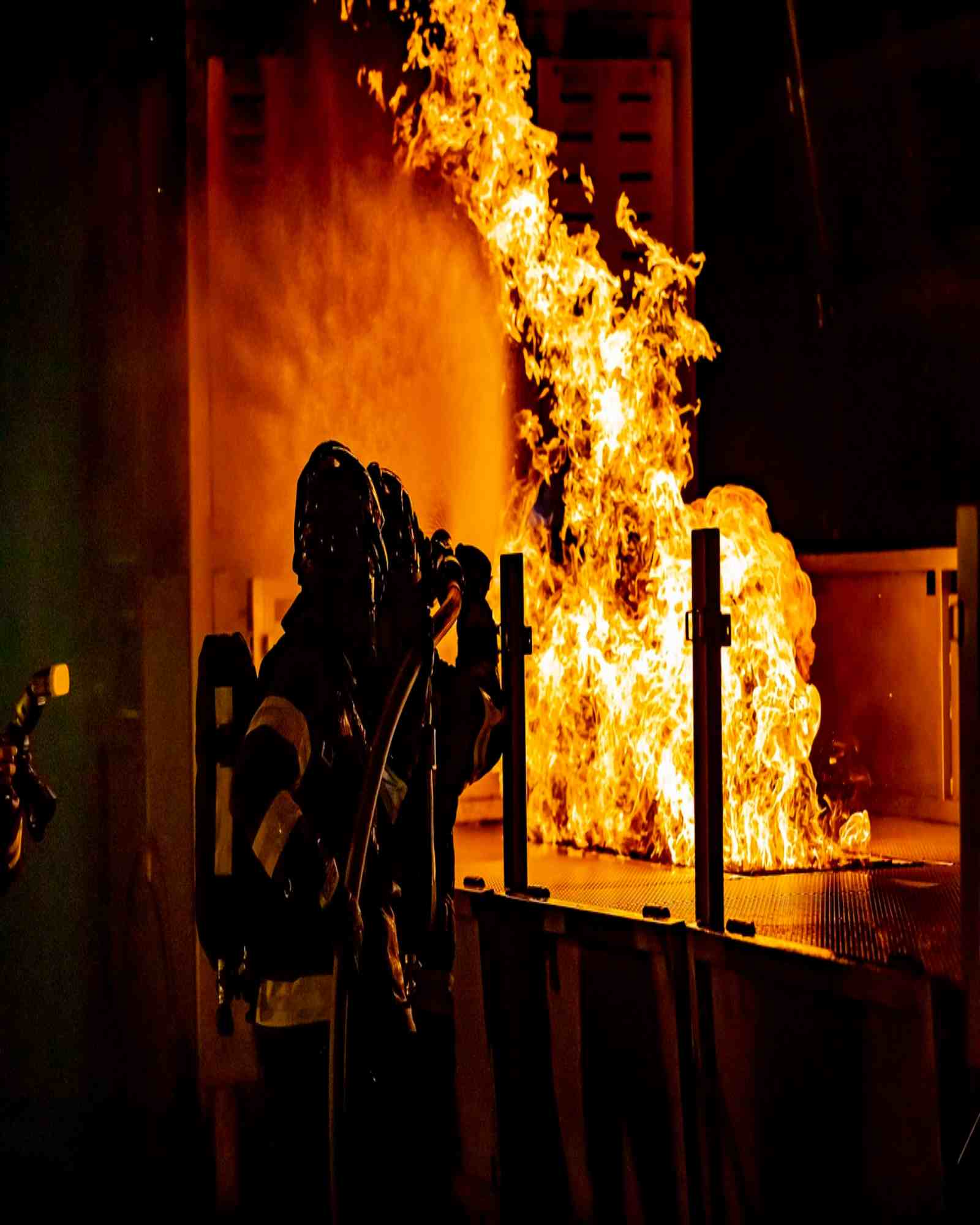 Violento incendio in un edificio morti due bambini