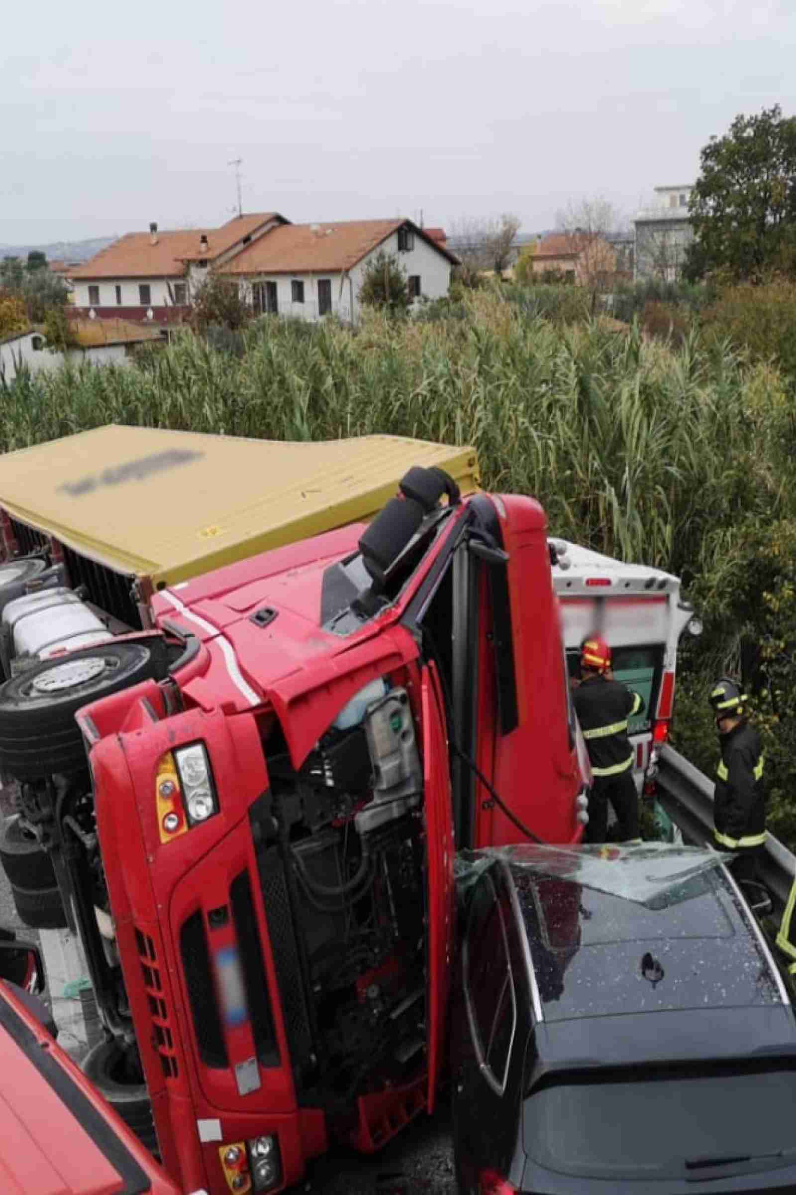 incidente ancora, camion schiaccia ambulanza