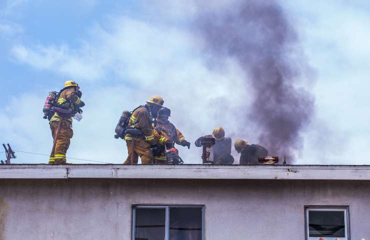 un morto e decine di intossicati incendio