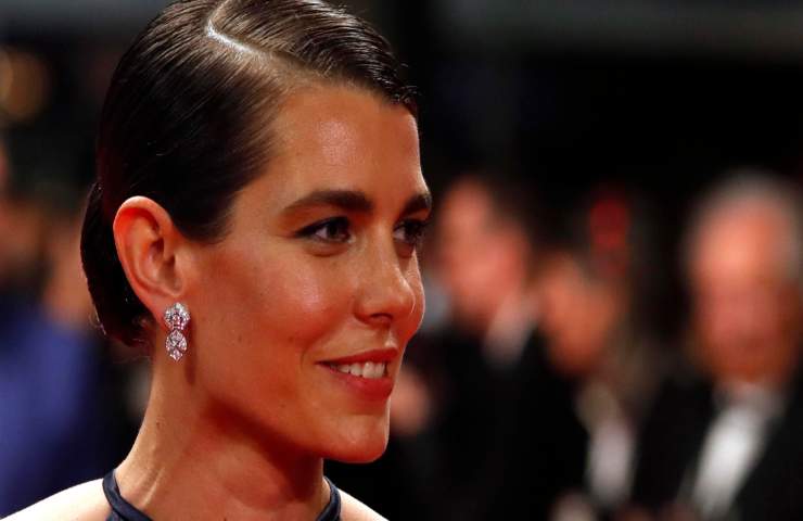 Charlotte Casiraghi profilo sorriso 