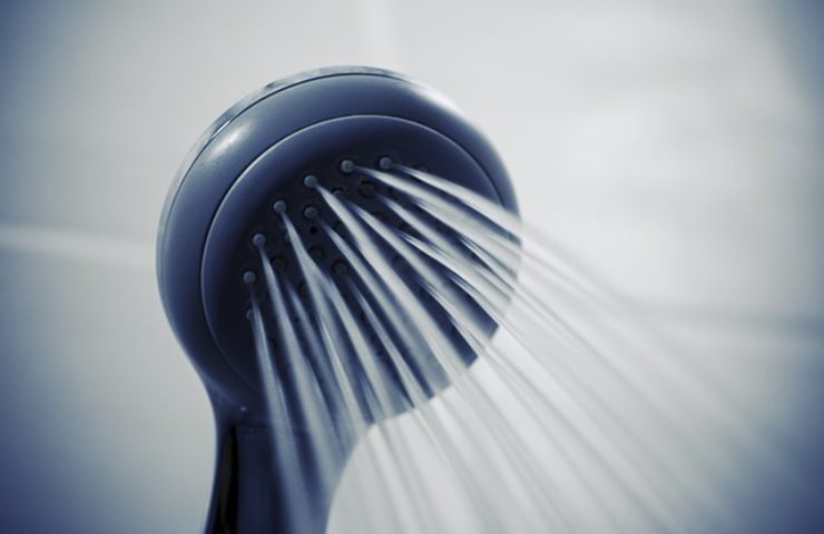 doccia quanta acqua consuma