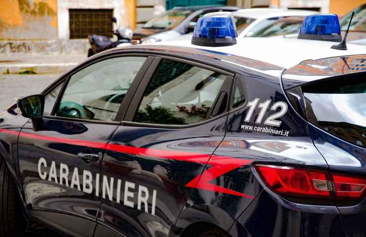 trovato morto in casa, nudo e con le luci natale intorno al corpo