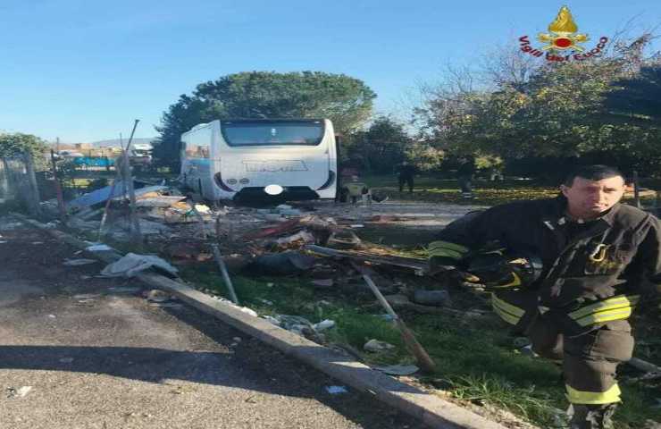 incidente roma pulman finisce fuori strada