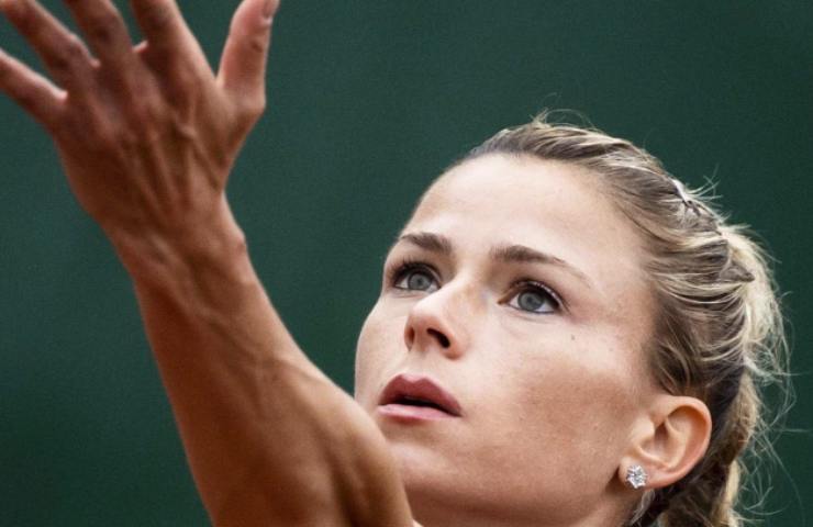 Camila Giorgi posa divano Parigi