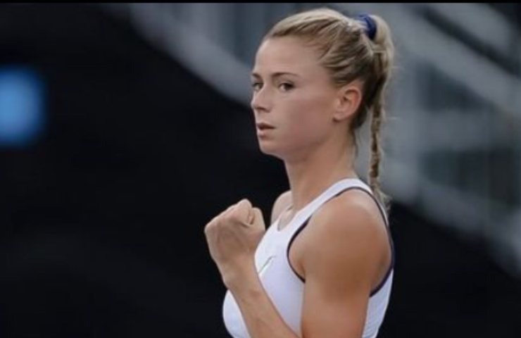 Camila Giorgi posa divano Parigi