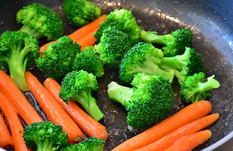 Carote e broccoli in padella preparazione 