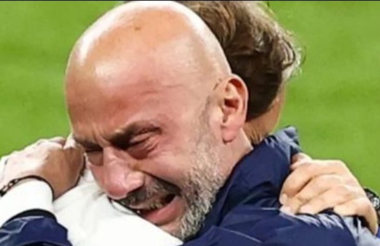 Abbraccio Roberto Mancini e Gianluca Vialli
