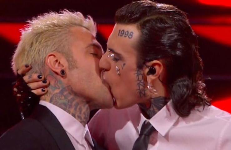 Bacio Fedez e Rosa Chemical Sanremo foto