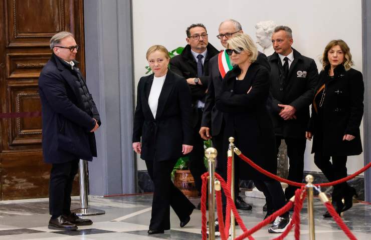 Il presidente del Consiglio Giorgia Meloni e Maria de Filippi in Campidoglio alla camera ardente di Maurizio Costanzo. 