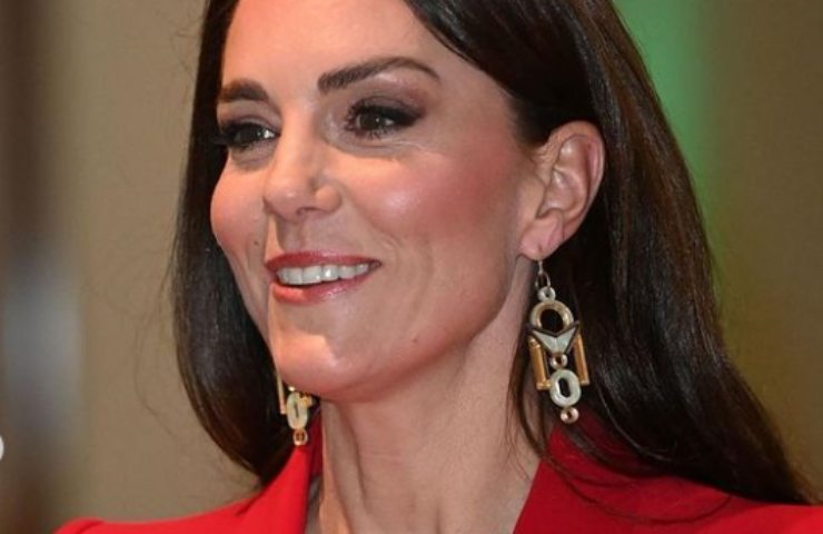 Kate Middleton tailleur rosso foto