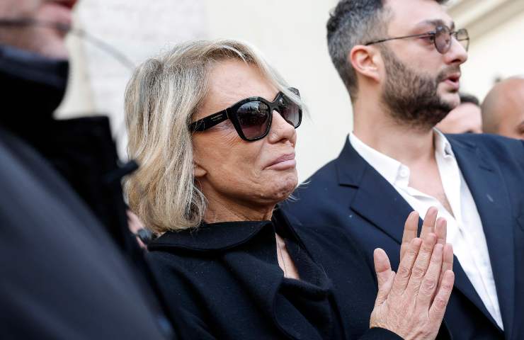 Maria De Filippi piange ai funerali