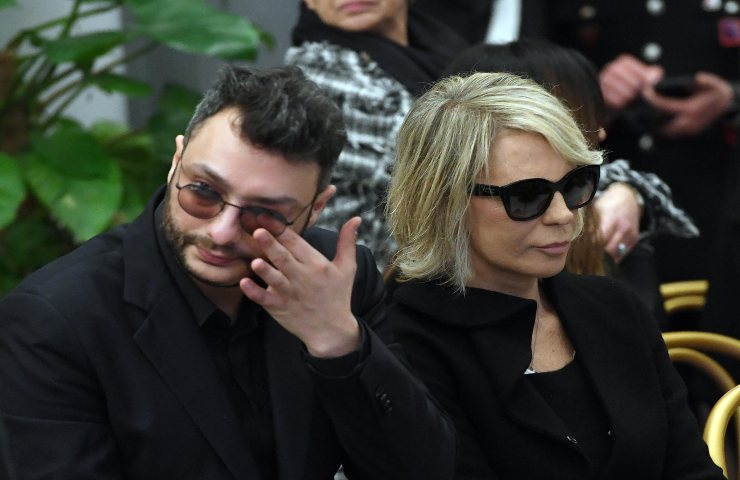 Maria De Filippi e Gabriele alla camera ardente per Maurizio Costanzo