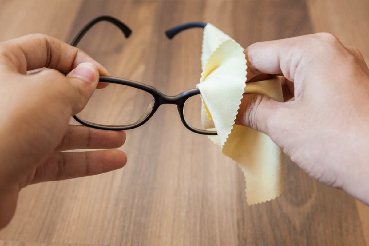 Come pulire gli occhiali? – Ottica Barili