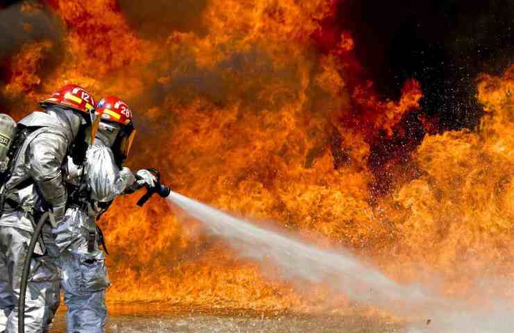 Incendio in casa 7 bambini morti