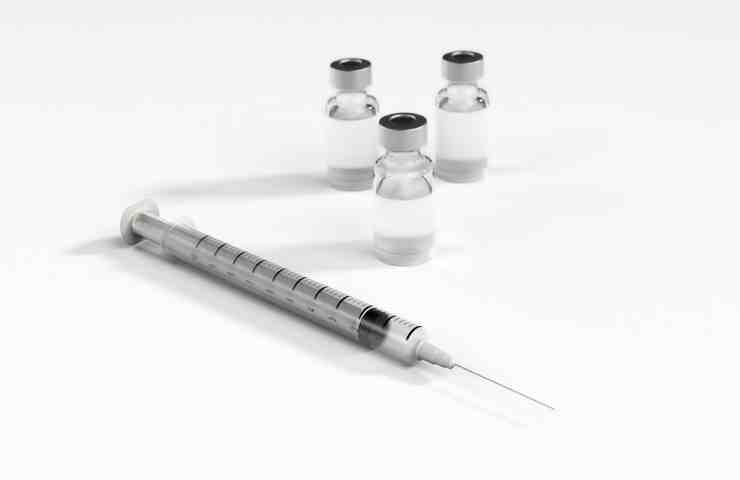 Più vaccini a tossicodipendenti per creare green pass falsi: diversi arresti