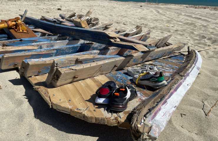 steccato di Cutro sulla spiaggia